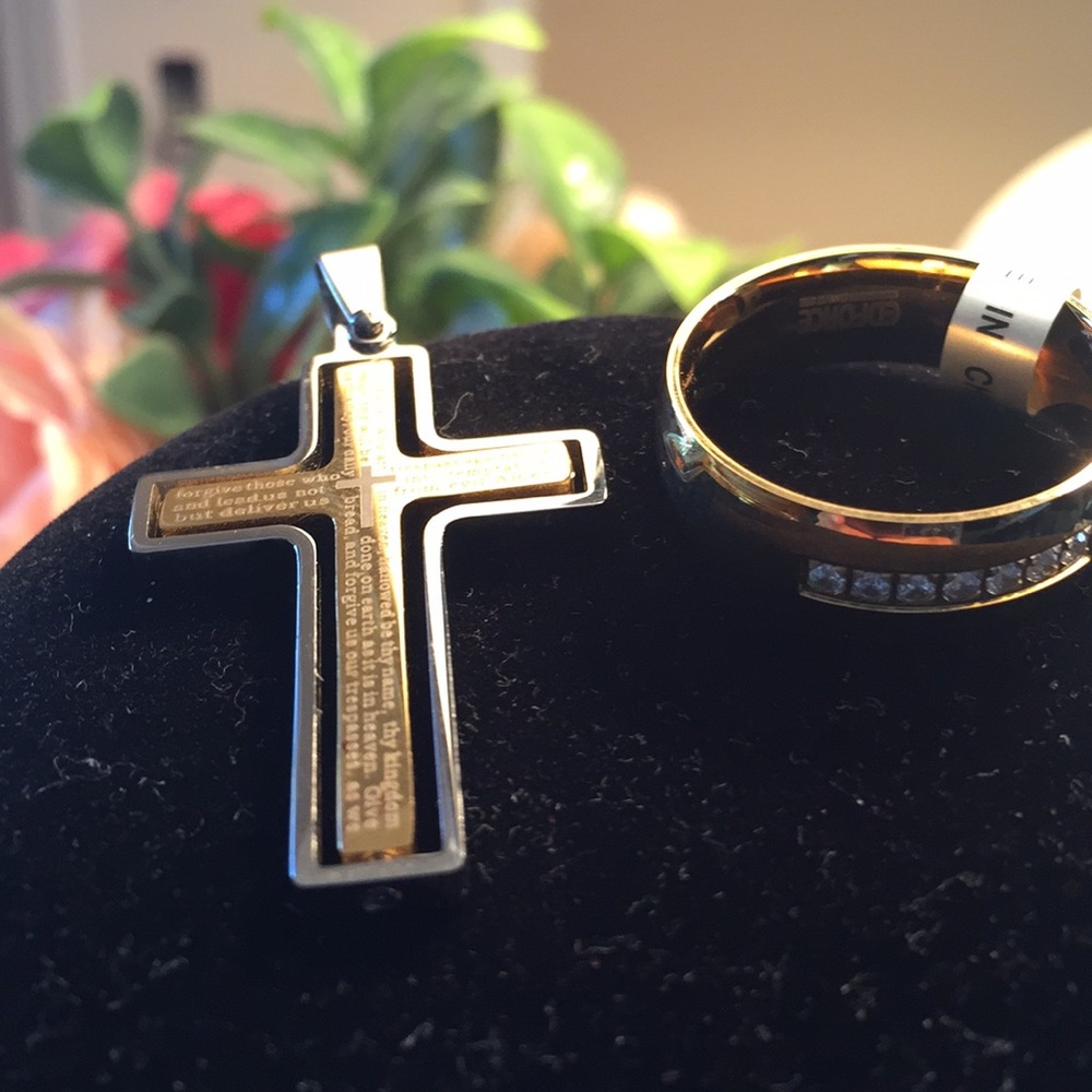 Men’s cross and ring set 2pc stainless steel.  🌷